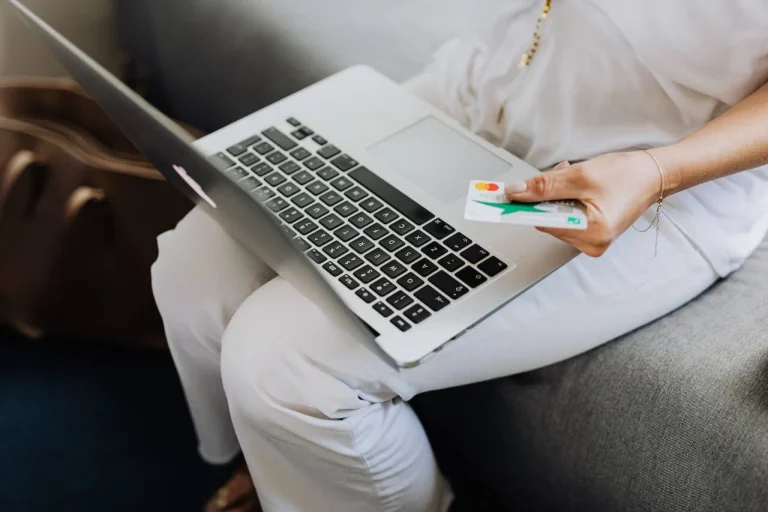 Femme utilisant un ordinateur portable et carte de crédit