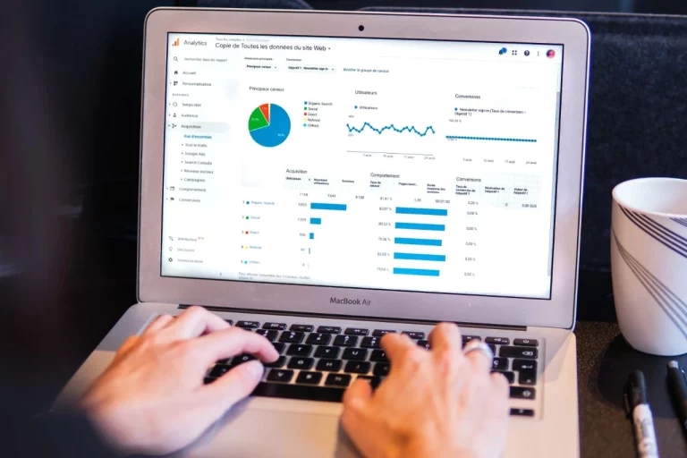 Analyse données web sur MacBook, graphiques interactifs