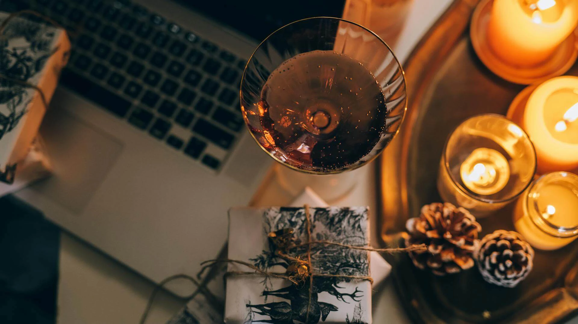 Cadeaux, bougies et cocktail sur un bureau festif