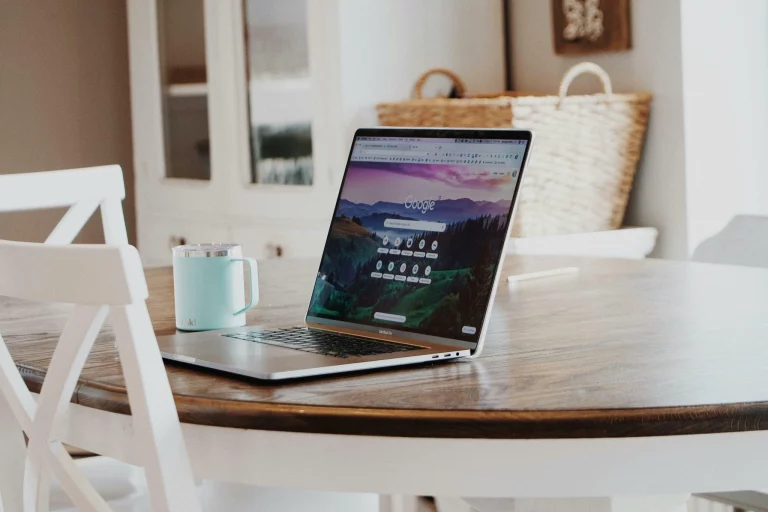 Ordinateur portable sur table avec tasse bleue