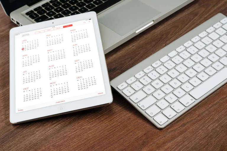 Bureau avec calendrier sur tablette et clavier blanc