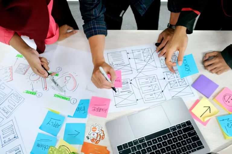 Team drawing prototypes with post-its