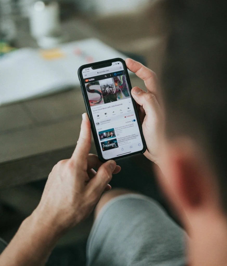 Homme utilisant YouTube sur téléphone mobile