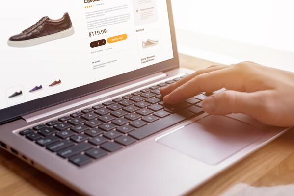 Achat de chaussures en ligne sur ordinateur portable