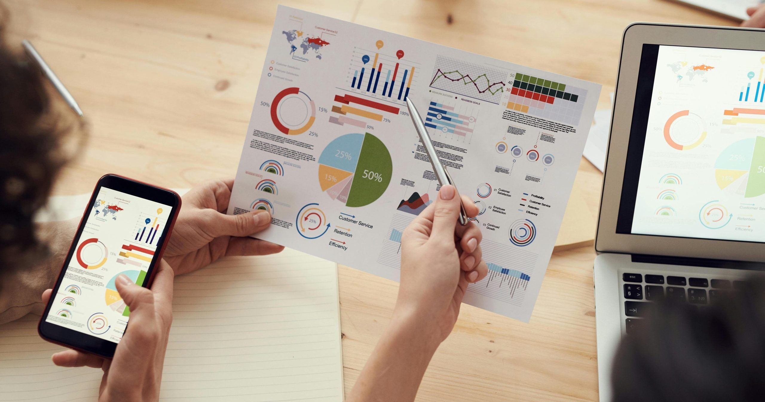 Deux personnes analysent des statistiques