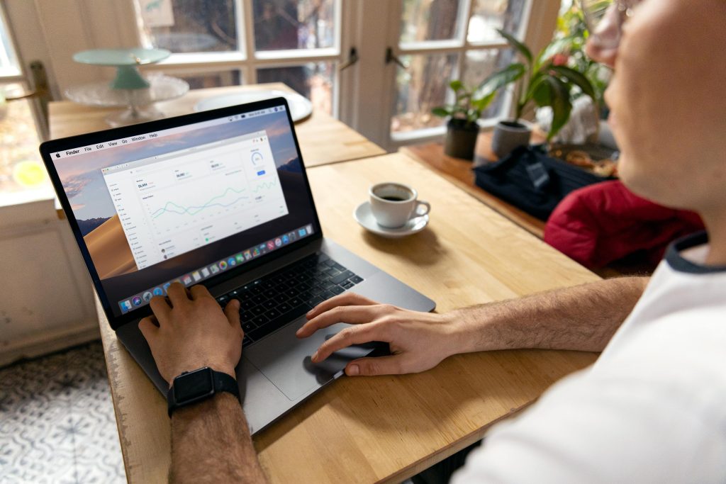 Homme analysant des graphiques sur son ordinateur portable