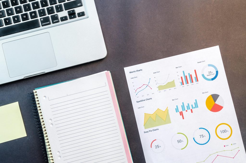 Ordinateur portable avec graphiques de données divers