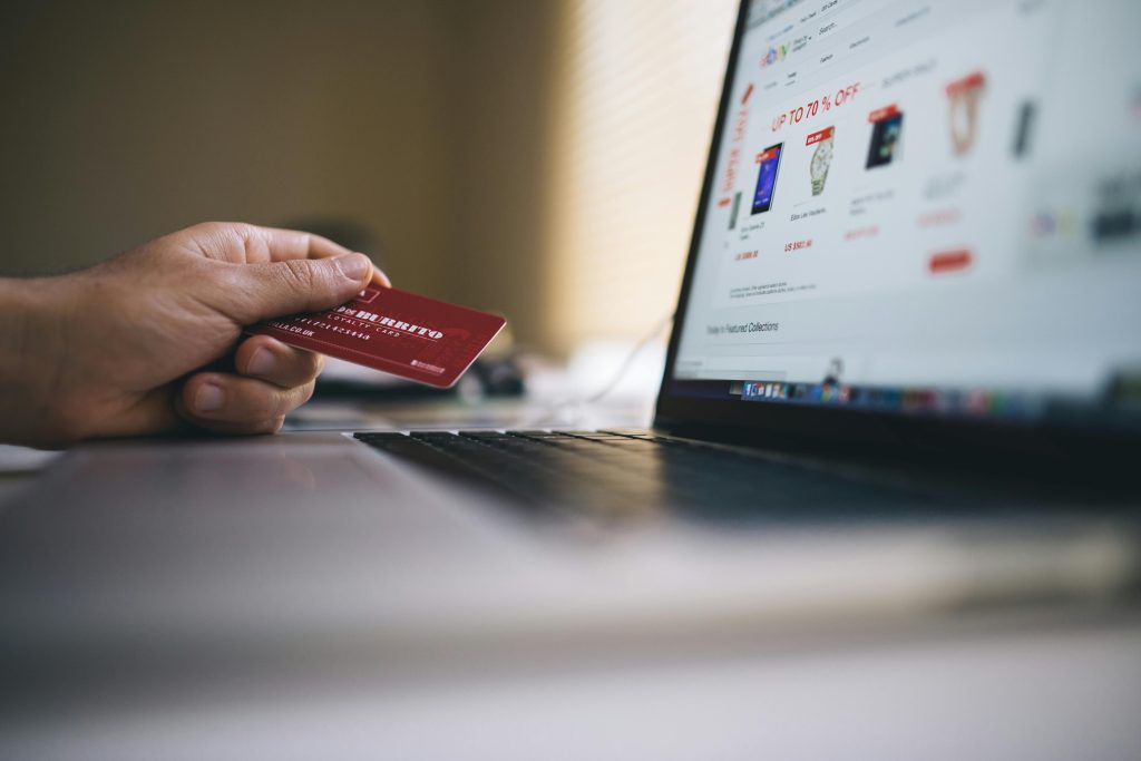 Personne utilisant une carte de crédit sur un ordinateur portable