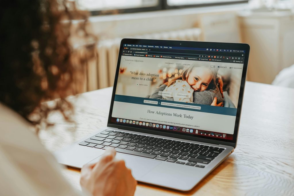 Femme consultant site web sur l'adoption