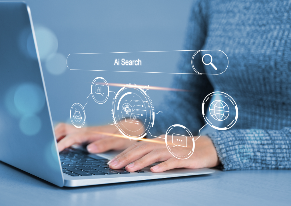 Femme utilisant ordinateur, interface de recherche IA
