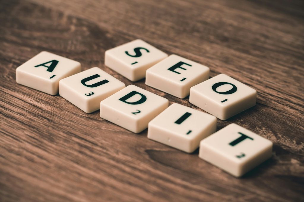 AUDIT SEO' game pieces on wood