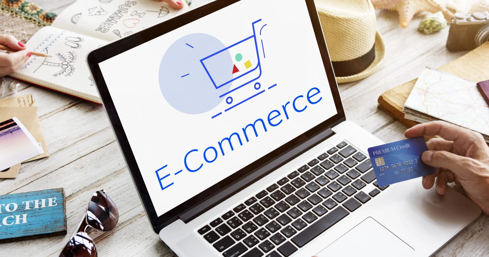 Achat en ligne, ordinateur, carte de crédit visible