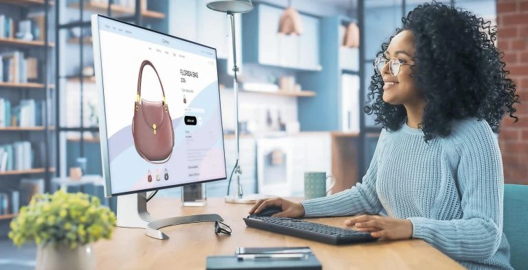 Femme concevant un sac à main sur ordinateur