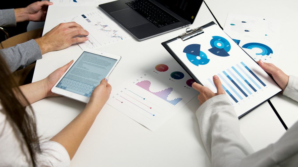 Professionnels analysant des données sur des appareils numériques