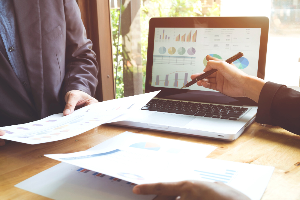 Professionnels analysant des données financières sur ordinateur