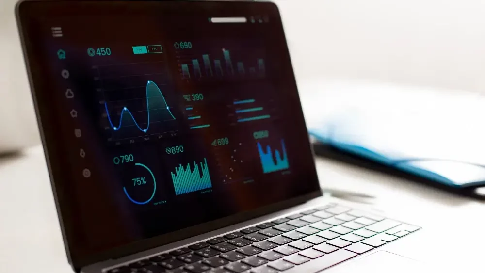Ordinateur portable affichant des graphiques financiers