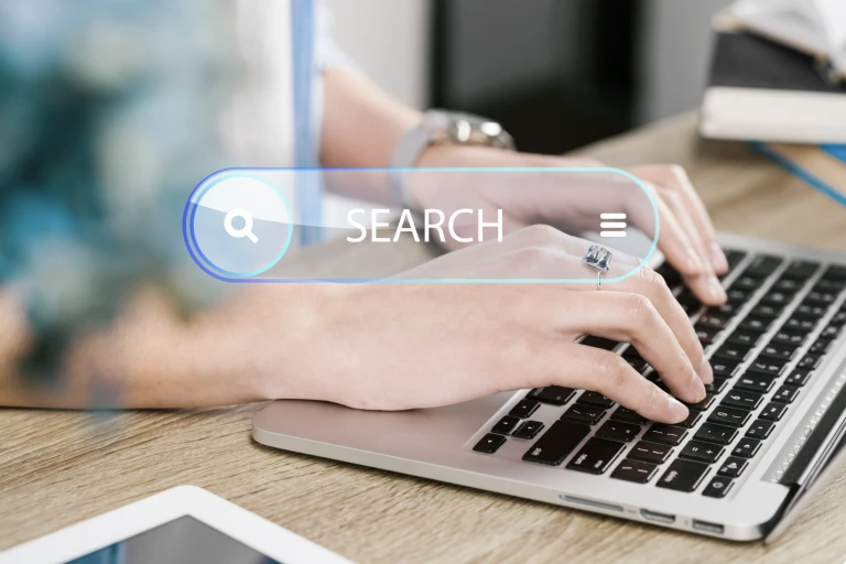 Personne utilisant un ordinateur portable pour rechercher