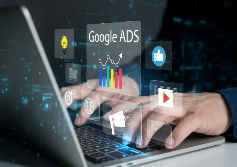 Homme utilisant Google Ads sur ordinateur portable