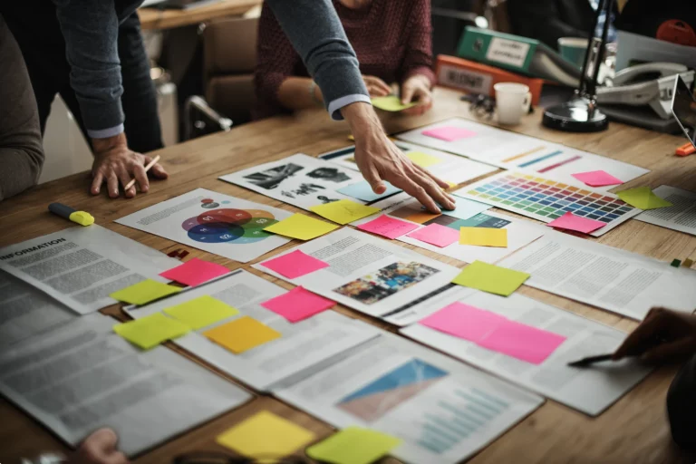 Équipe organisant des documents colorés sur table