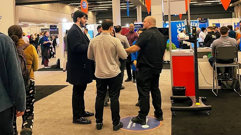 Participants talking at the Stratégies PME trade show in Montréal