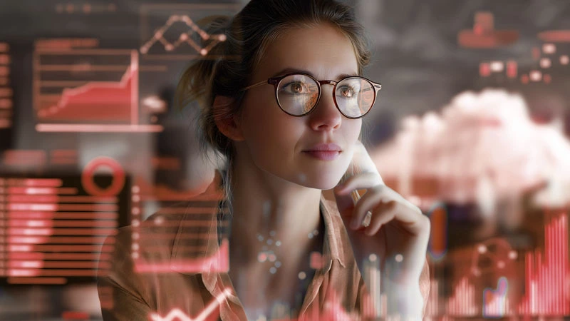 Femme analysant des résultats marketing sur écran transparent