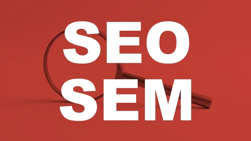 Loupe sur fond rouge avec textes SEO et SEM