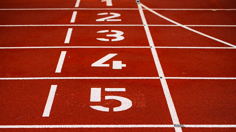 Lignes de départ de piste d’athlétisme rouge
