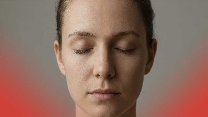 Personne aux yeux fermés, expression calme et détendue