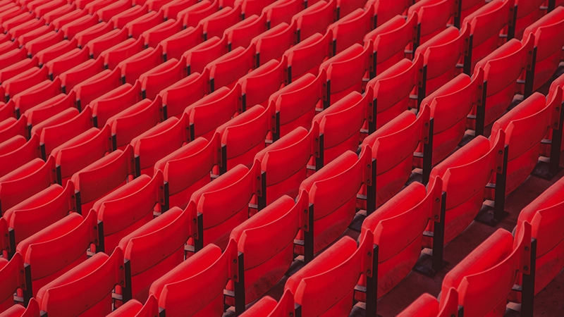 Rangées de sièges rouges dans un stade vide