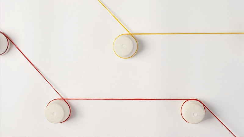 Fils rouges et jaunes reliés à des cercles blancs