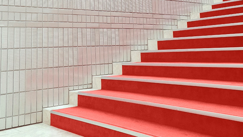 Escalier intérieur rouge moderne avec murs blancs