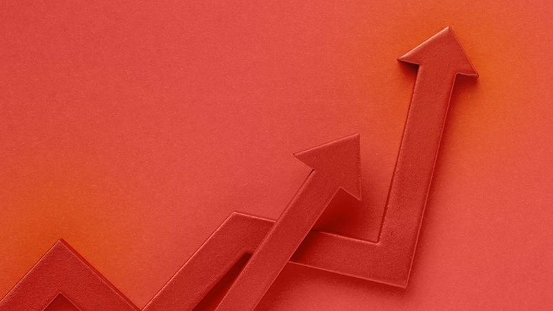 Des flèches rouges sur un fond rouge brique symbolisant la croissance économique.