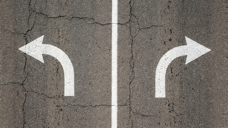 Flèches tournant à gauche et à droite sur route