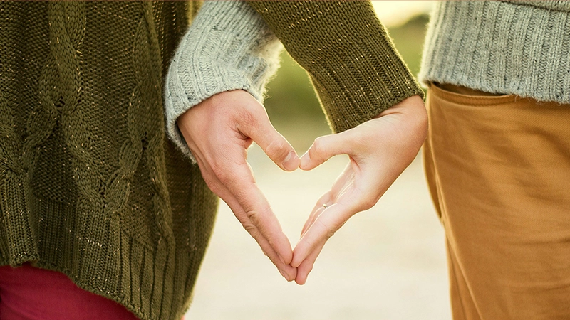 Deux mains formant un cœur d’amour