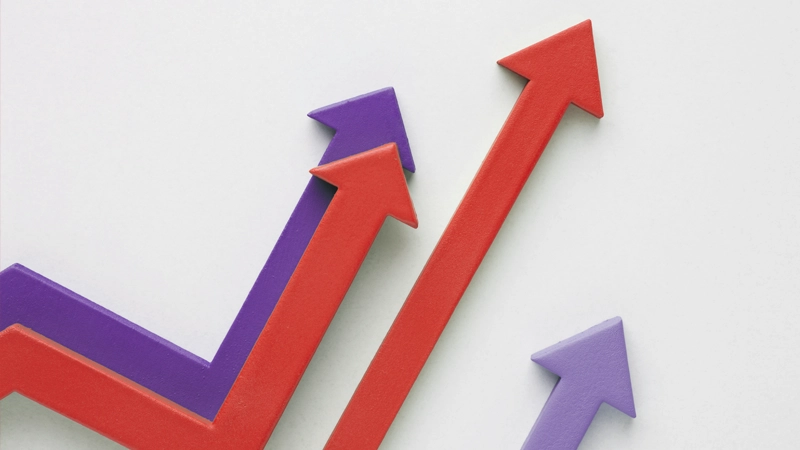 Flèches rouges et violettes pointant vers le haut sur un fond blanc