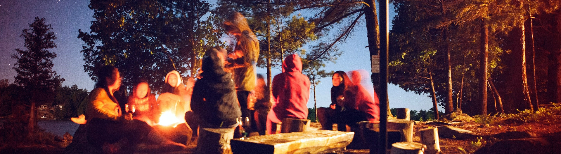 Groupe d'amis autour d'un feu de camp