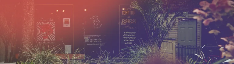 Photo de la terrasse d'un restaurant illustrant les petits commerces